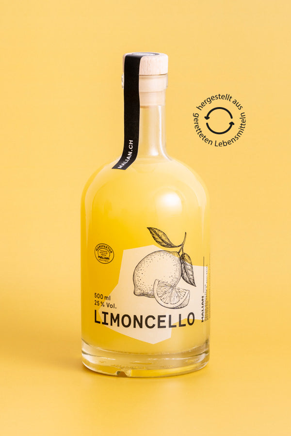 Eine 0,5L Glasflasche mit Holzdeckel. Gefüllt mit naturtrübem Basler Limoncello aus geretteten Zitronen aus der MALIAN Manufaktur. Mit Label " hergestellt aus geretteten Lebensmitteln.