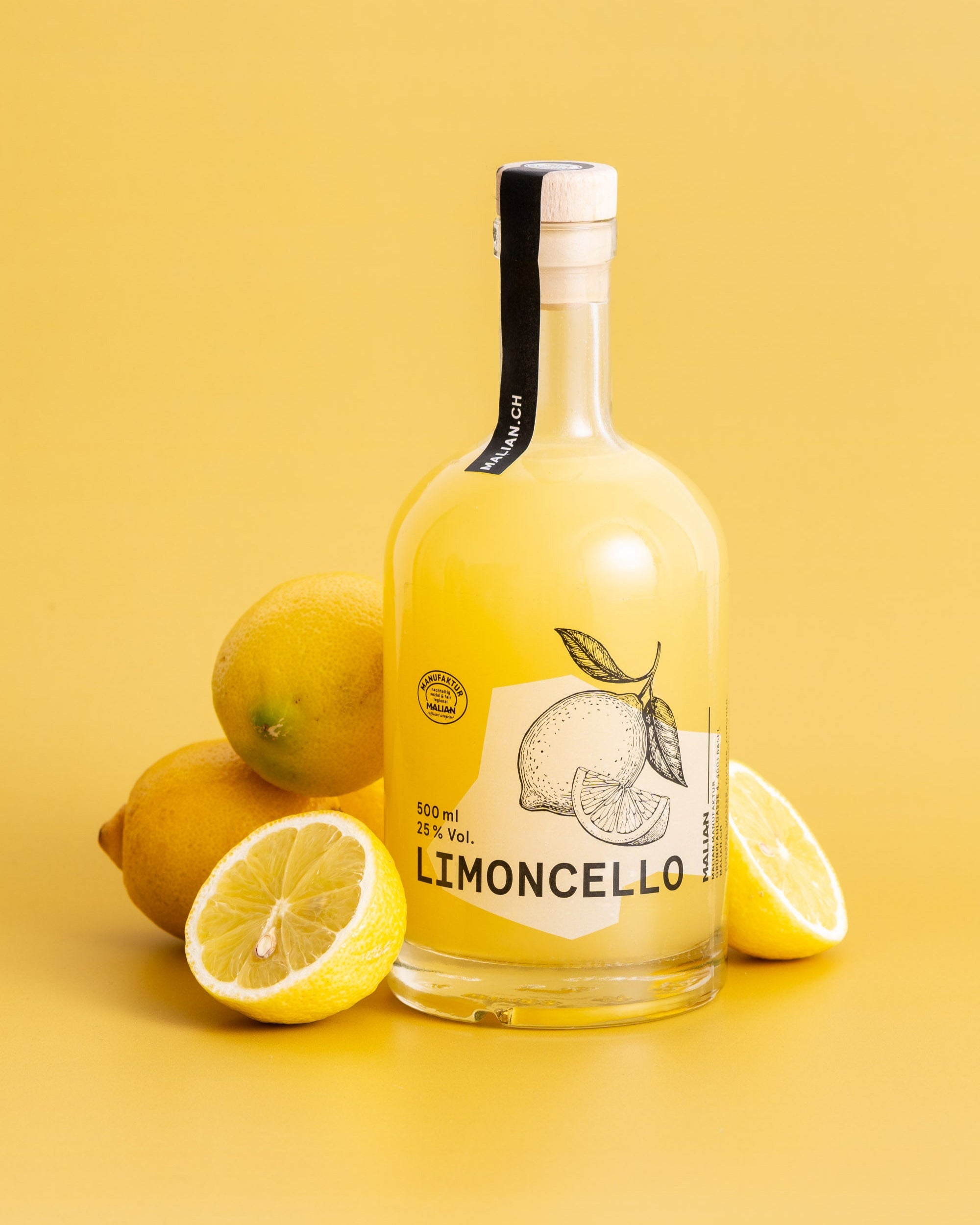 Naturtrüber Malian Limoncello aus geretteten umgeben von drei Zitronen aus Food Waste.