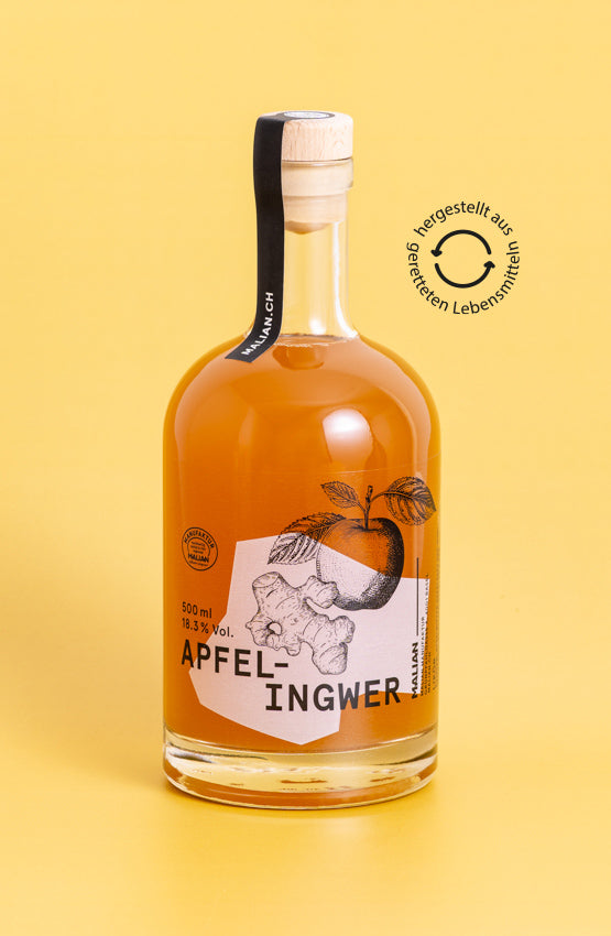 Eine 0,5L Glasflasche mit Holzdeckel. Gefüllt mit unserem farbintensiven Apfel-Ingwer Likör. Hergestellt in Basel in der MALIAN Manufaktur. Mit Label " hergestellt aus geretteten Lebensmitteln".