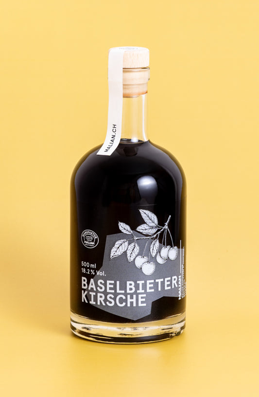 Eine 0.55 L Glasflasche geschmackvoller Baselbieter Kirschen handverarbeitet zu unserem dunklem Likör.