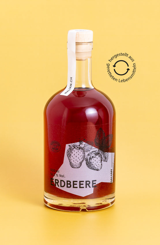 rot-pink leuchtender Erdbeerlikör. Handgemacht in der MALIAN Manufaktur Basel. Eine 0,5L Glasflasche mit Holzdeckel. Hergestellt aus geretteten Erdbeeren, da wir aktiv gegen Food Waste sind.